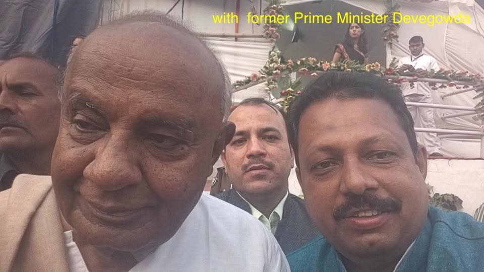 Saleem Madavoor with former Prime Minister H. D. Deve Gowda