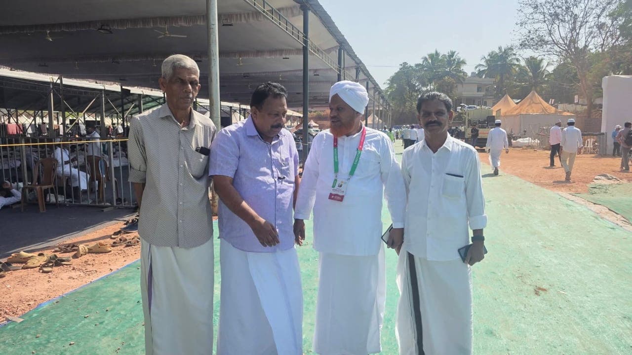 Saleem Madavoor with an Islamic scholar at an event