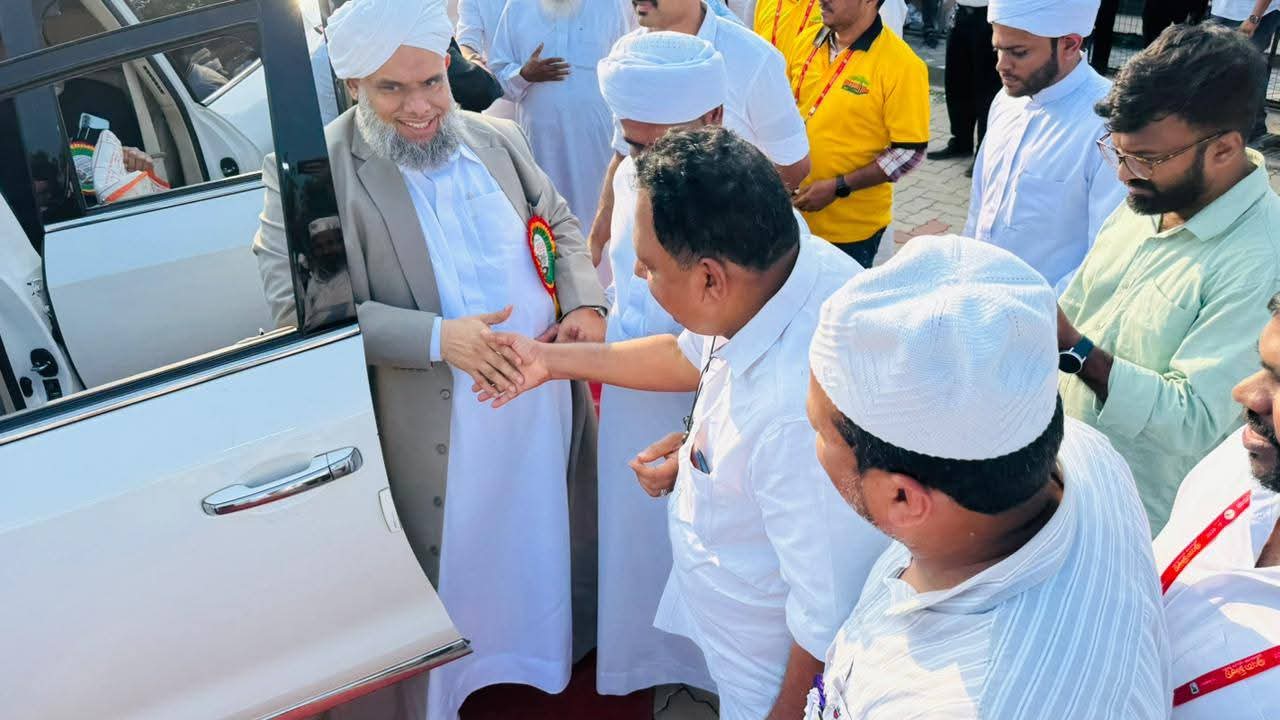 Saleem Madavoor greeting a scholar at an event