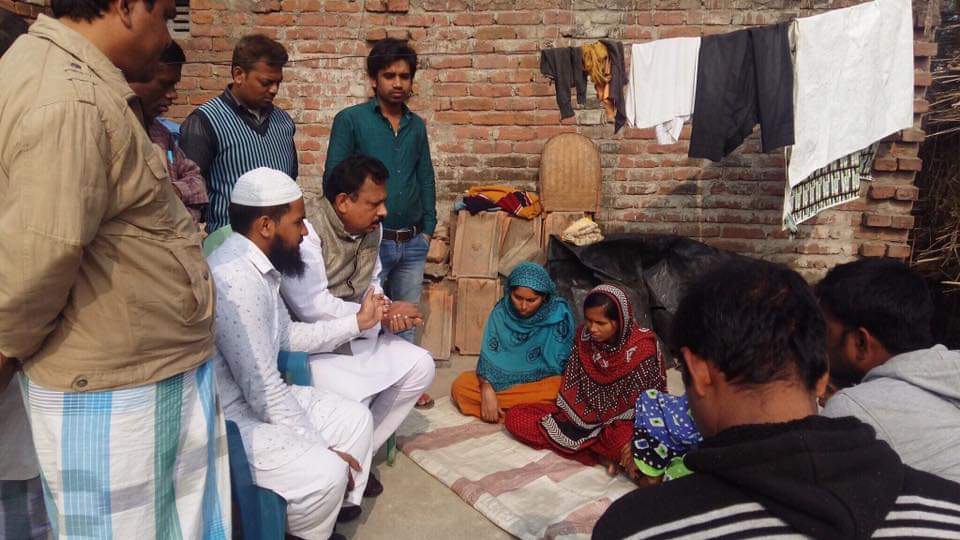 Saleem Madavoor meeting a family